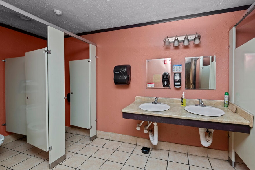 More Photos Of 930 SE Pioneer Way, Oak Harbor General Retail For Sale