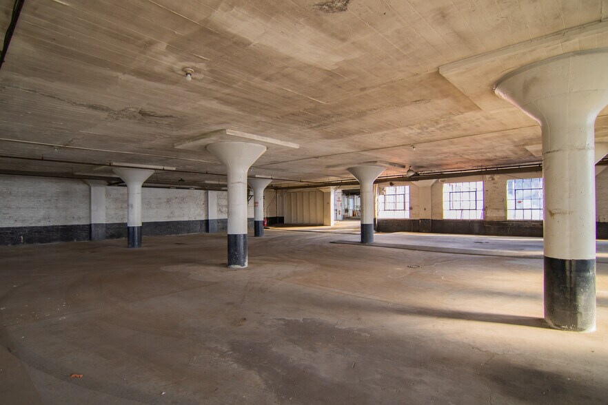 More Photos Of 1439 Sunset Blvd, Steubenville Flex For Sale