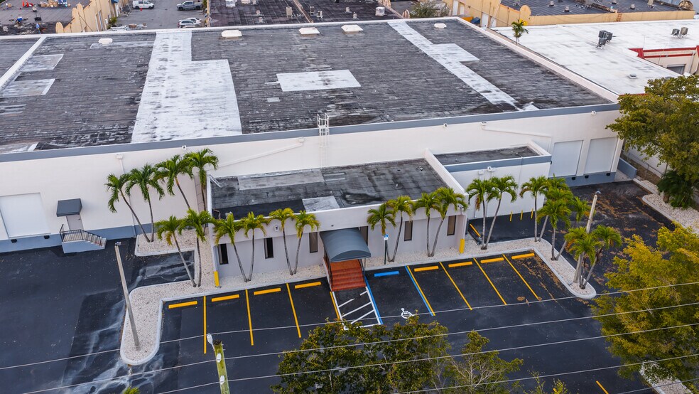More Photos Of 1730 W 38th Pl, Hialeah Manufacturing For Lease