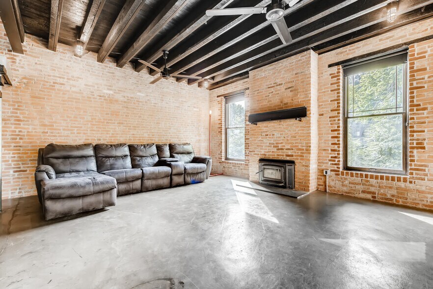 More Photos Of 289 E Main St, Westminster Office Residential For Lease