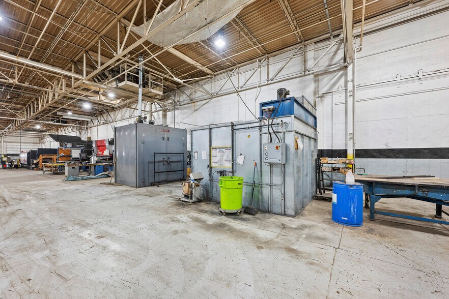 More Photos Of 2727 S Beech Daly Rd, Dearborn Heights Warehouse For Lease