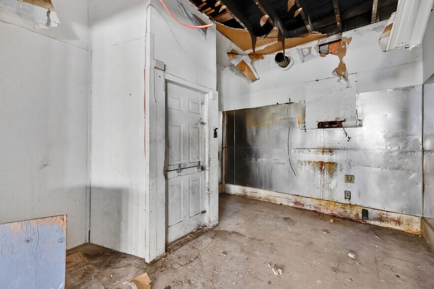 More Photos Of 142 Dickinson St, Springfield Flex For Sale