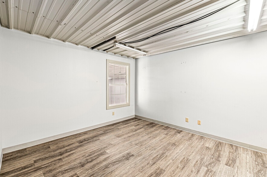 More Photos Of 2601 E 56th St, Indianapolis Light Distribution For Sale