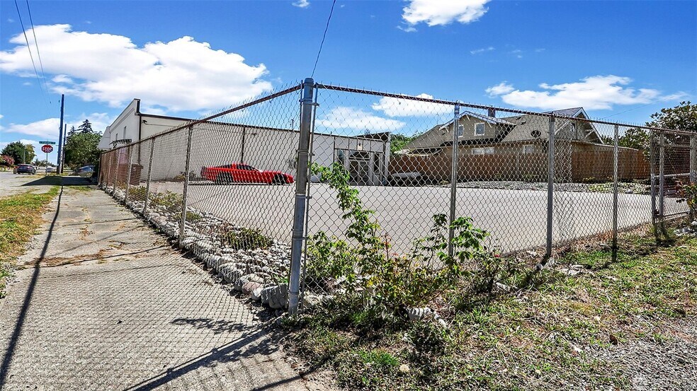 More Photos Of 5902 Yakima Ave, Tacoma Office For Sale