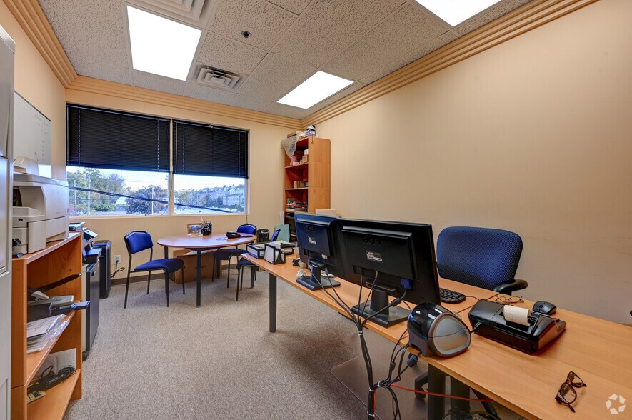 More Photos Of 190 Veterans Dr, Northvale Distribution For Sale