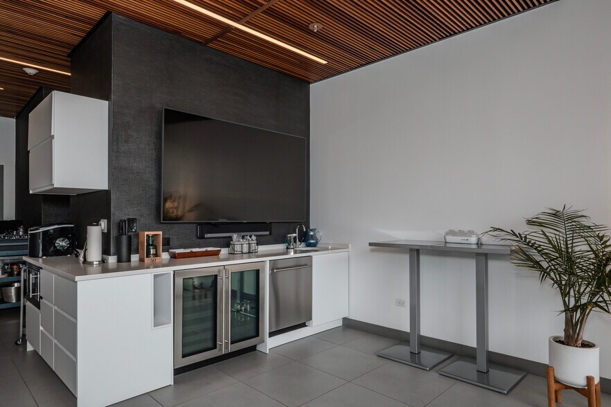 More Photos Of 1290 N Clybourn Ave, Chicago Office For Sale