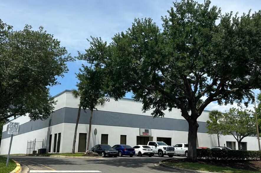 More Photos Of 7600 Kingspointe Pky, Orlando Unknown For Lease