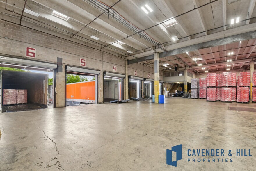 More Photos Of 3200 E Houston St, San Antonio Warehouse For Sale