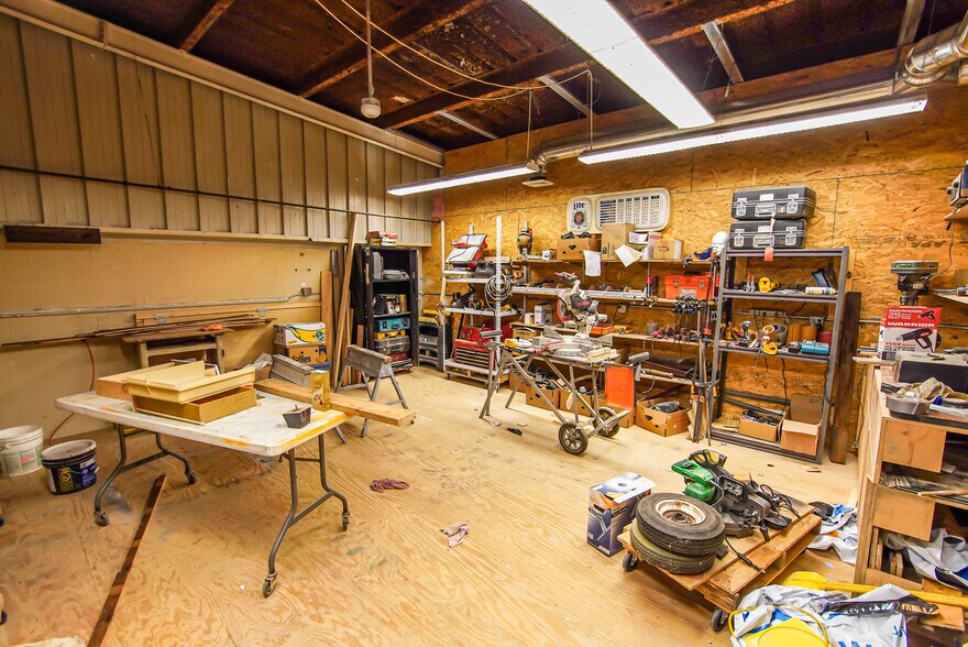 More Photos Of 960 French Rd, Cheektowaga Light Distribution For Sale