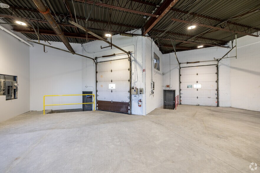 More Photos Of 4000-4036 Boul De La Côte-Vertu, Montréal Showroom For Lease