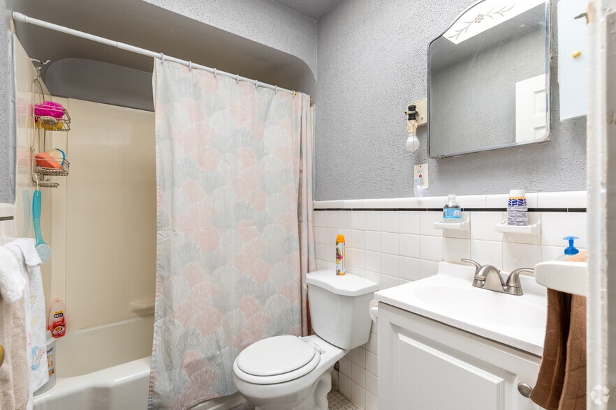 More Photos Of 13-15 Center Pl, Dundalk Storefront Retail Residential For Sale