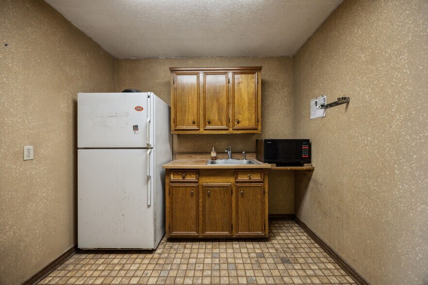 More Photos Of 449 National Dr, Rockwall Warehouse For Sale