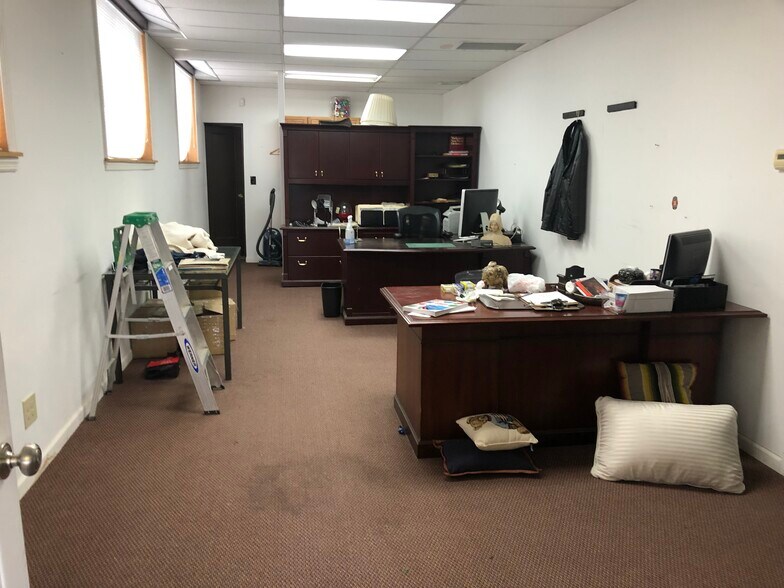 More Photos Of 65 Albany Ave, Freeport Warehouse For Lease