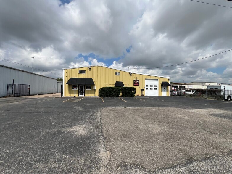 Primary Photo Of 11511 Reeder Rd, Dallas Warehouse For Lease