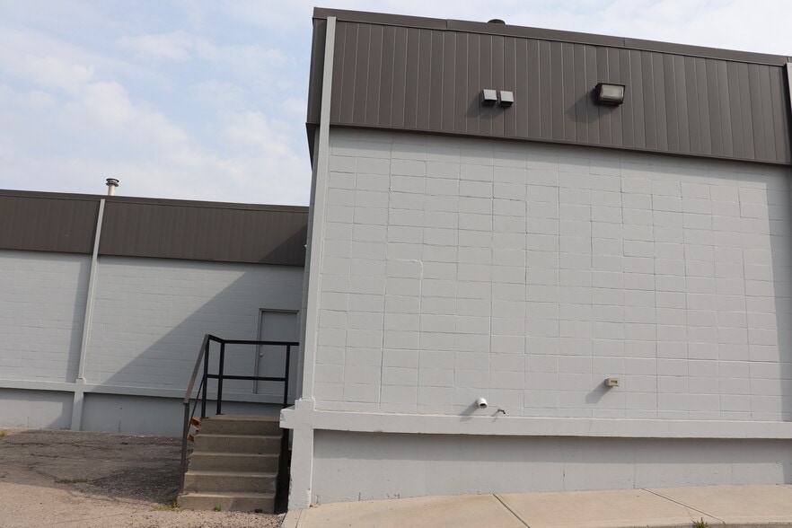 More Photos Of 456-468 42nd Ave SE, Calgary Showroom For Lease