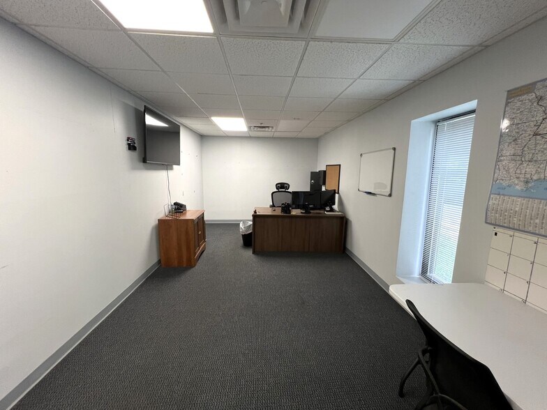 More Photos Of 2007 Gateway Blvd, Charlotte Warehouse For Lease