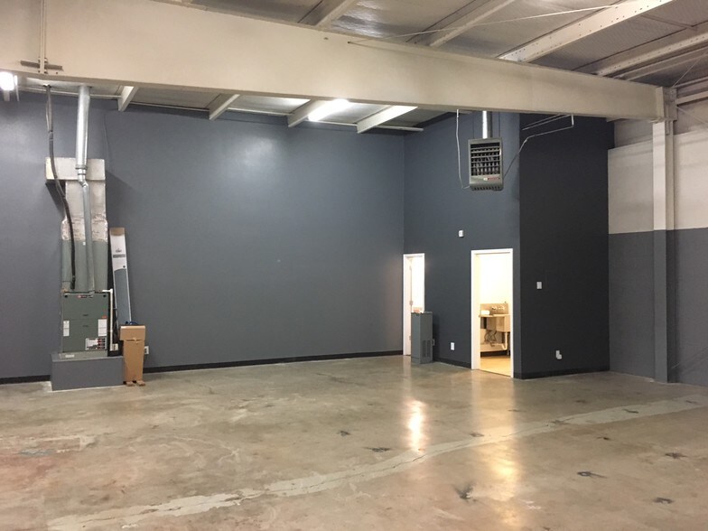 More Photos Of 2006 50th St, Lubbock Flex For Lease