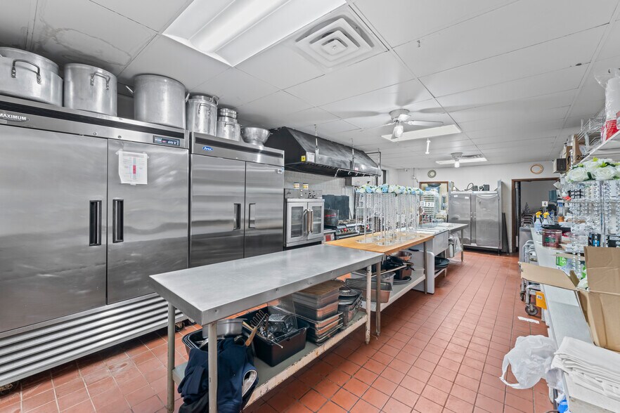 More Photos Of 10140 S Roberts Rd, Palos Hills Bar For Sale