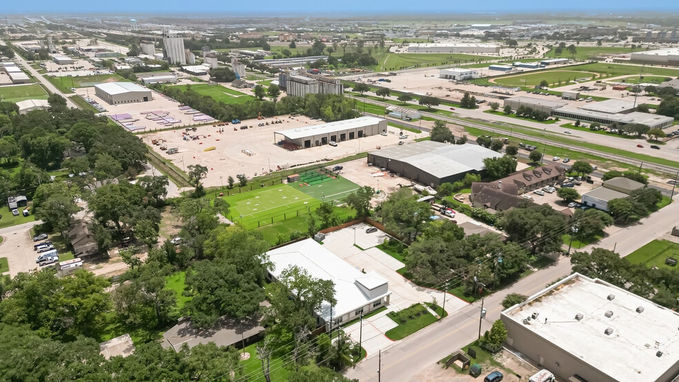 More Photos Of 910 East Ave, Katy Showroom For Sale