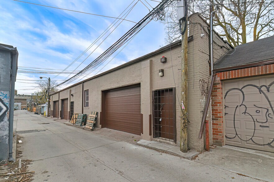 More Photos Of 30R First Ave, Toronto Light Distribution For Sale