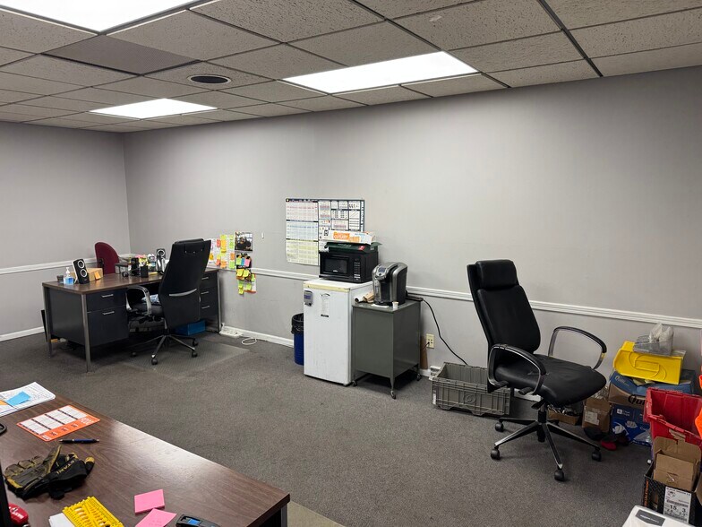More Photos Of 205 E Collins Rd, Fort Wayne Warehouse For Lease