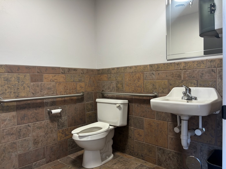 More Photos Of 605 S Lyons Ave, Sioux Falls Warehouse For Sale