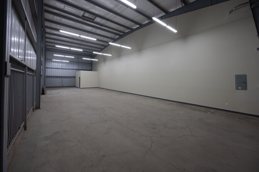 More Photos Of 326-330 W 58th St, Los Angeles Warehouse For Sale