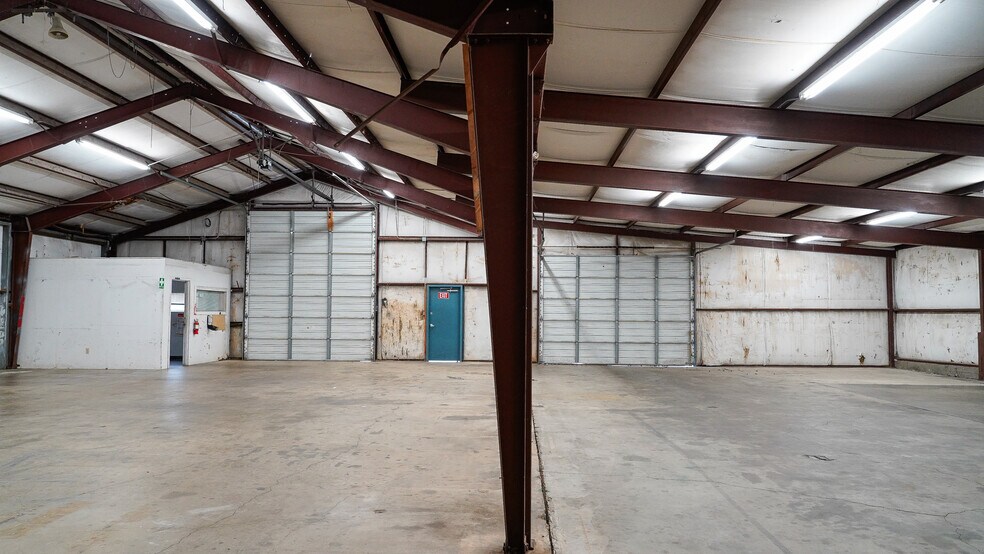 More Photos Of 823 W Broadway Ave, Fort Worth Warehouse For Lease