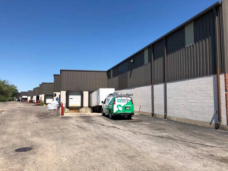 More Photos Of 1300 W Washington St, West Chicago Warehouse For Lease