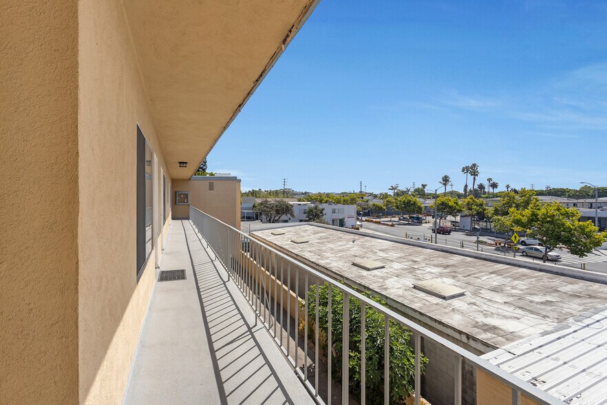 More Photos Of 1942 Euclid St, Santa Monica Apartments For Sale