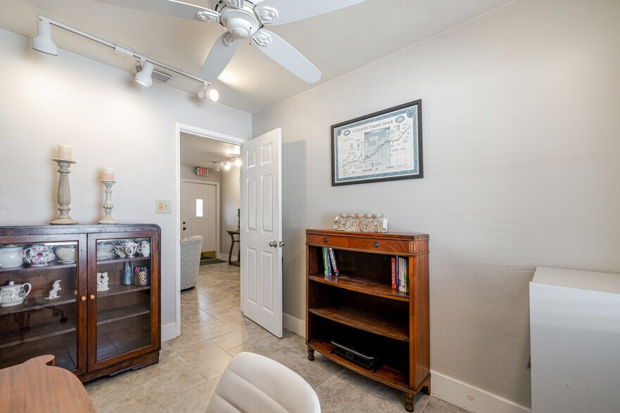 More Photos Of 164 Pondella Rd, North Fort Myers Office For Sale