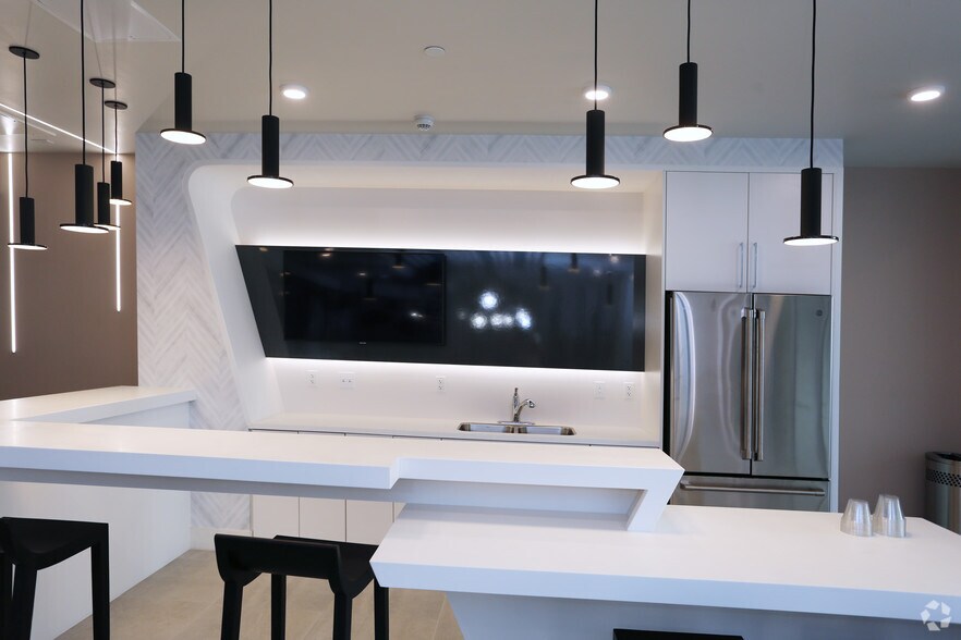 More Photos Of 424 W Pico Blvd, Los Angeles Apartments For Lease