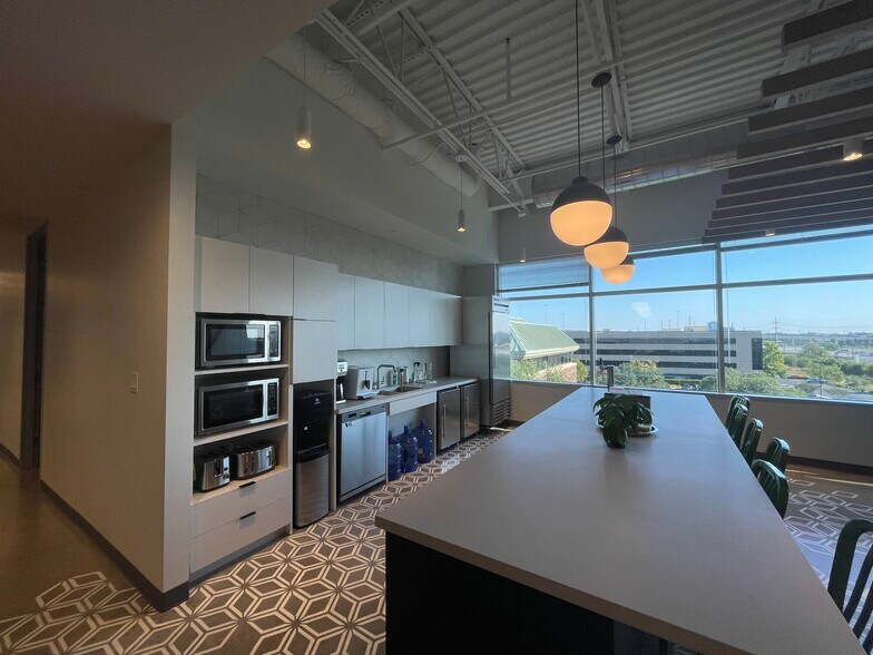 More Photos Of 8611 N Mo Pac Expy, Austin Medical For Lease