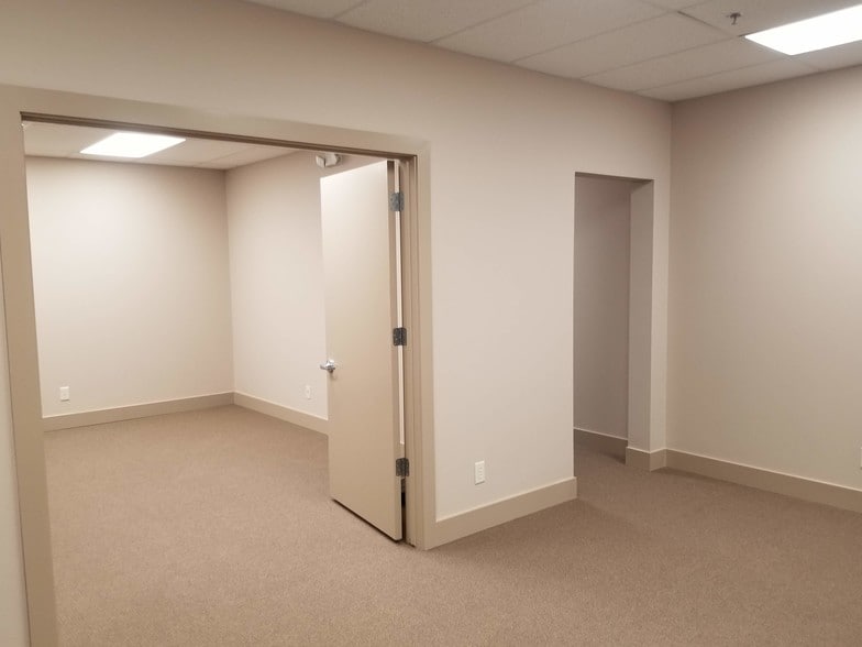 More Photos Of 409 N Oak St, Roanoke Storefront Retail Office For Lease