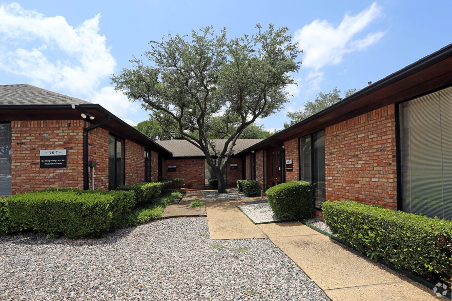 More Photos Of 2001-2011 N Collins Blvd, Richardson Unknown For Lease