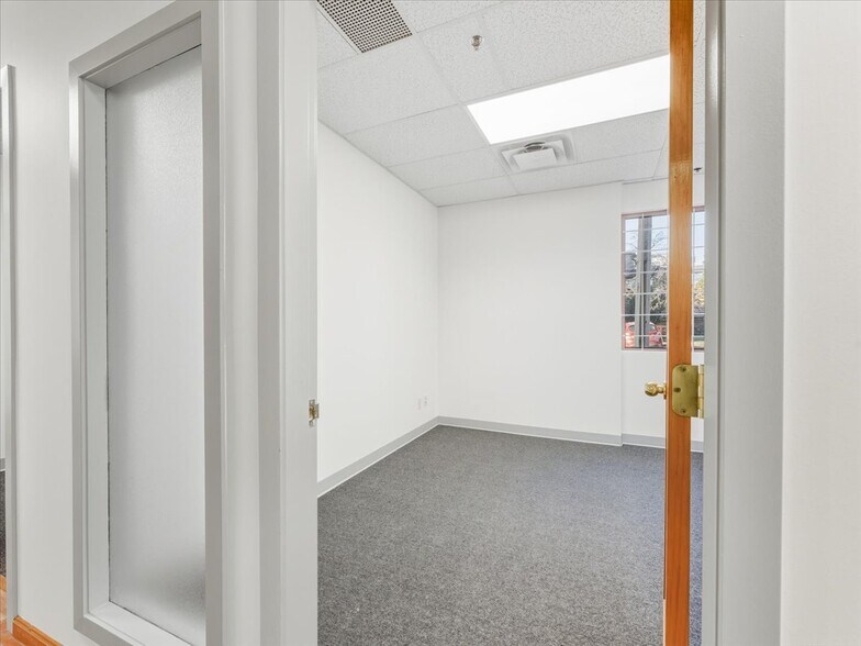 More Photos Of 470-560 Kingsway, Vancouver Storefront For Sale