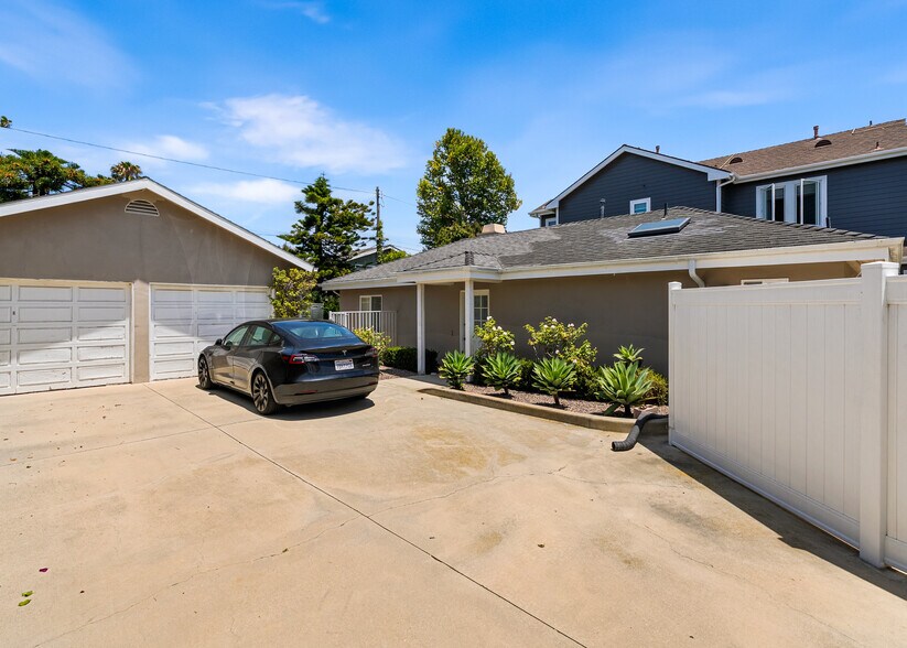 More Photos Of 174 Flower St, Costa Mesa Apartments For Sale