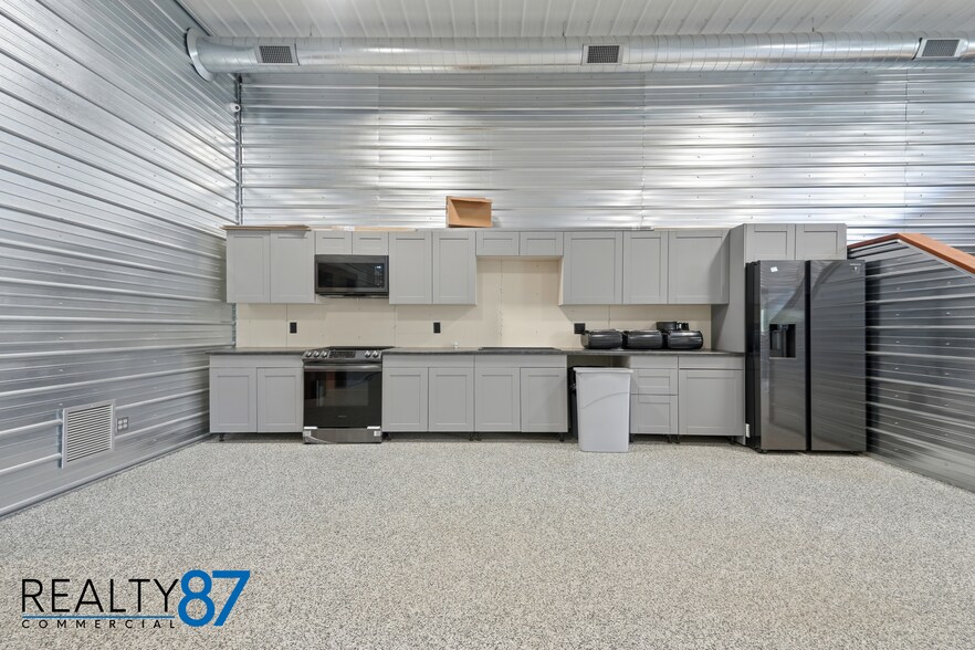 More Photos Of 4301 6th St SW, Cedar Rapids General Retail For Sale