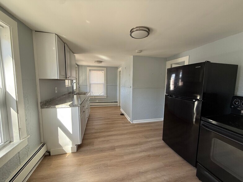 More Photos Of 2 Lyon St, Putnam Apartments For Sale