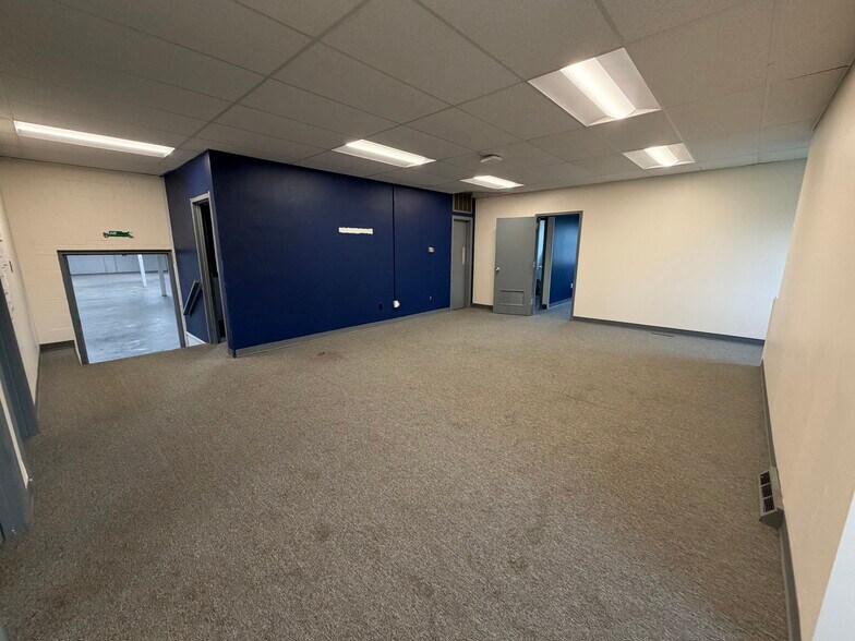 More Photos Of 42 Karner Rd, Albany Light Distribution For Lease