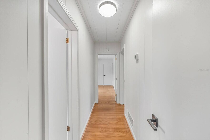 More Photos Of 274 W Kings Hwy, Center Hill Flex For Sale