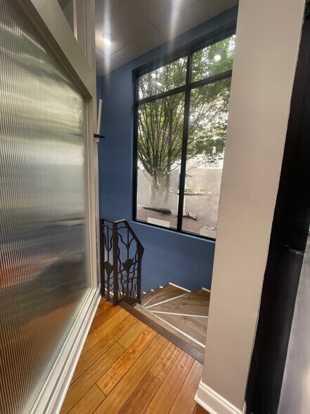 More Photos Of 95 S Main St, Memphis Storefront Retail Office For Lease