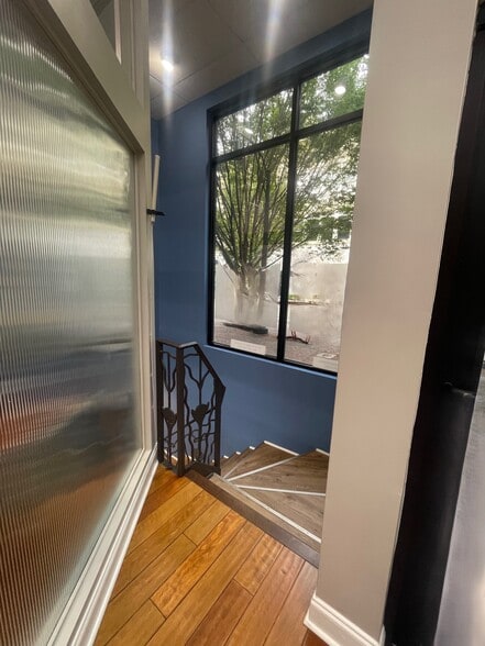 More Photos Of 95 S Main St, Memphis Storefront Retail Office For Sale