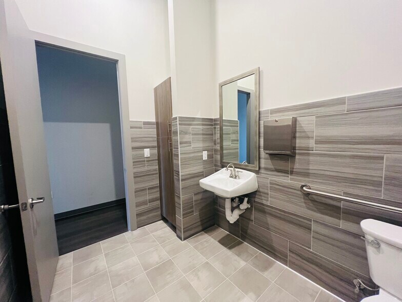 More Photos Of 525 Shiloh Rd, Plano Medical For Lease