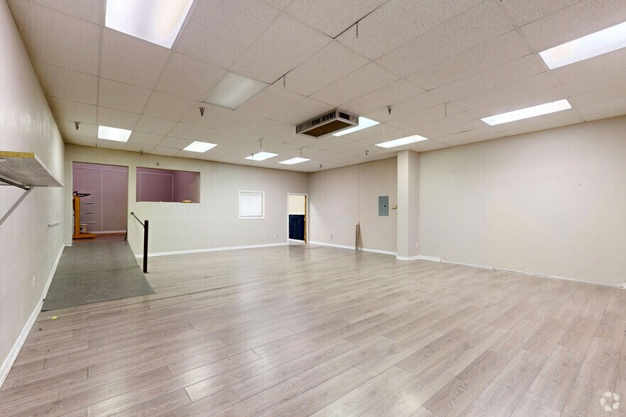 More Photos Of 2621 5th Ave, Scottsbluff General Retail For Sale
