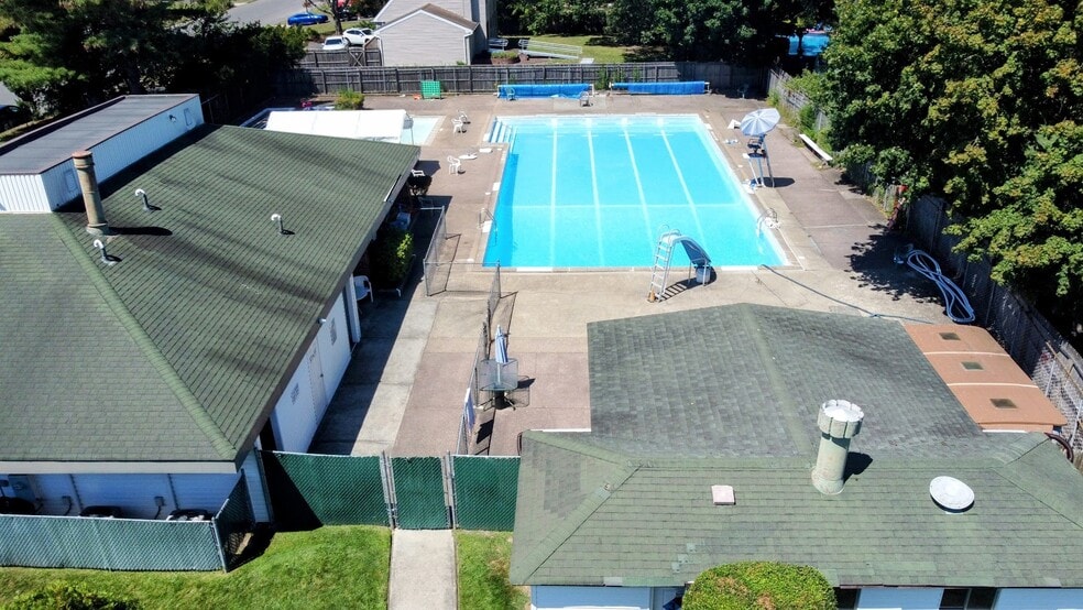 More Photos Of 9-10 Glenmere Ln, Coram General Retail For Sale