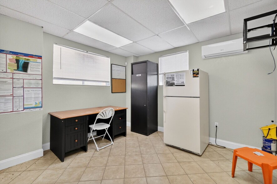 More Photos Of 1033 Hooks St, Clermont Industrial For Lease