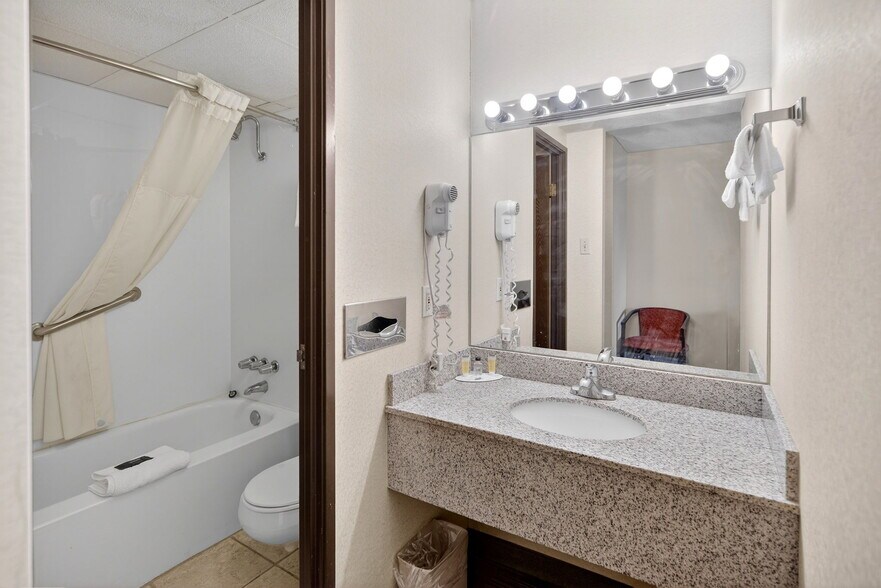 More Photos Of 3 Watervliet Avenue Ext, Albany Hotel For Sale