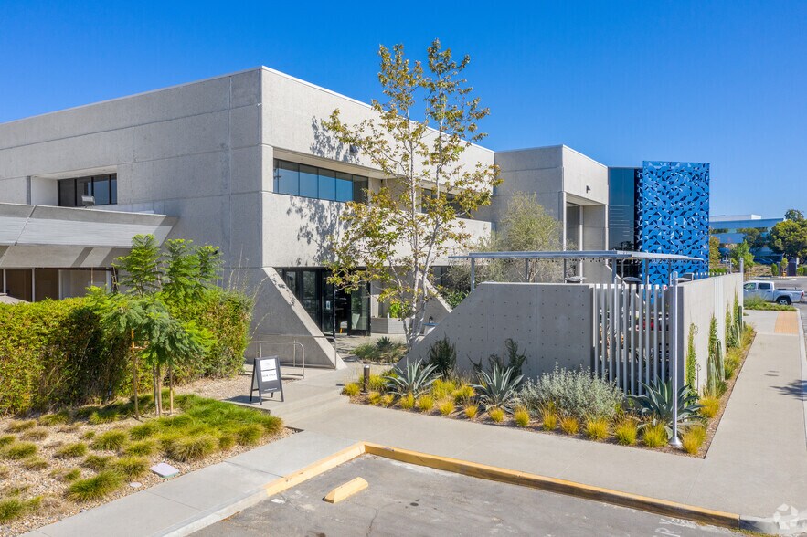 More Photos Of 2051 Palomar Airport Rd, Carlsbad Research And Development For Lease