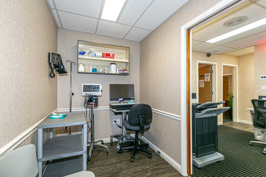 More Photos Of 986-990 Sunrise Hwy, Babylon Medical For Sale